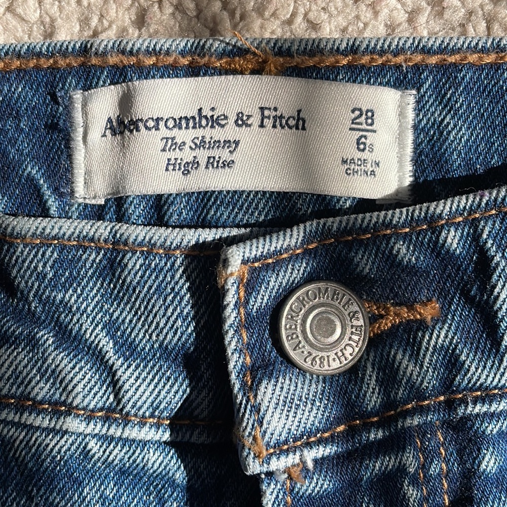 Abercrombie High Rise Skinny Jeans. NEW NEVER WORN. No tags. Size 28 Short. - Picture 2 of 5